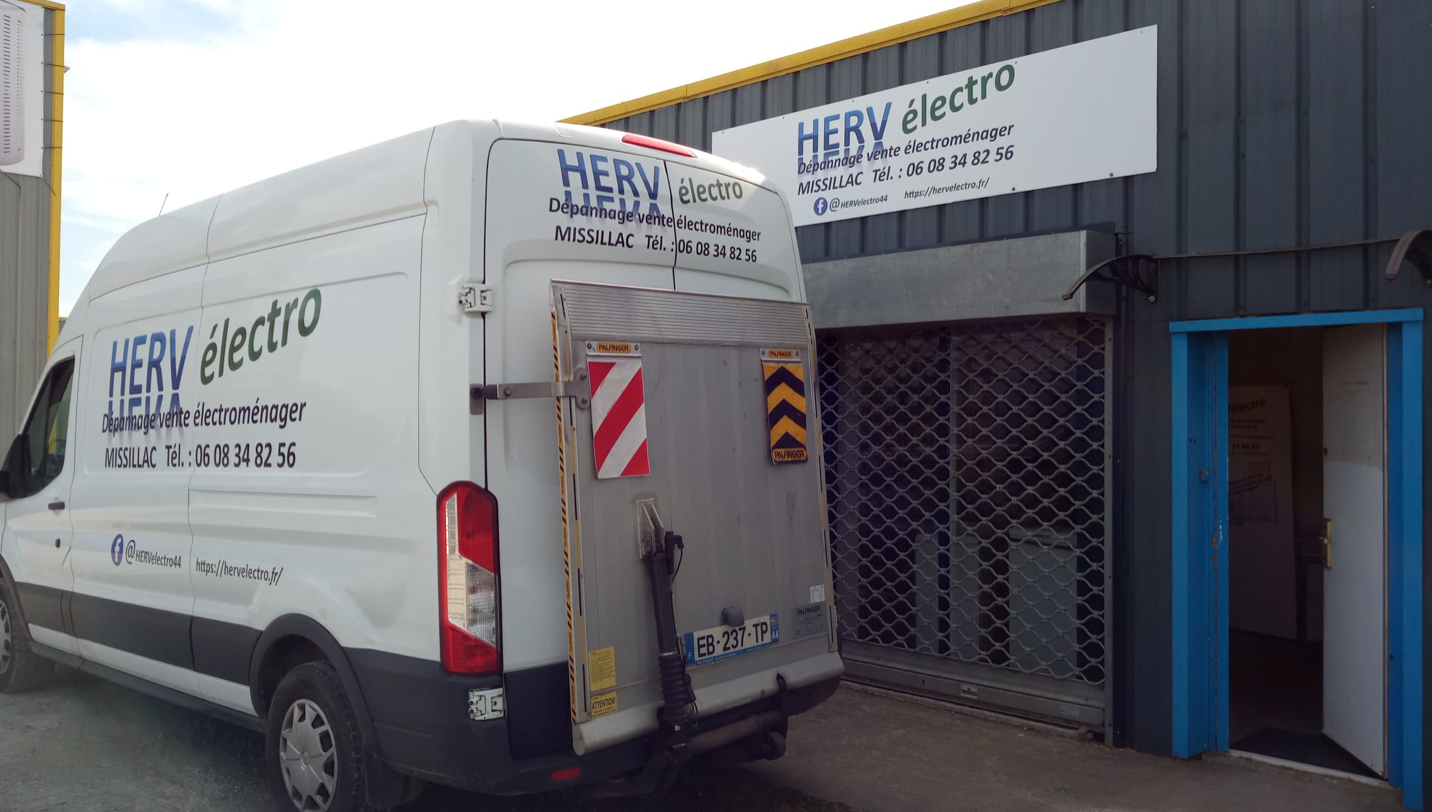 Camionnette Hervelectro garée devant l'atelier à Missillac pour dépannage électroménager